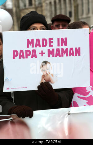 In Papa + Maman. Manifestation parisienne Anti bin ariage pour Tous". Stockfoto