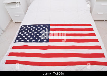 Oben Ansicht der USA Vereinigte Staaten der amerikanischen Flagge auf weiße Decke im Schlafzimmer mit hellen Innenraum. Happy Flag Tag Konzept Stockfoto