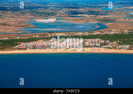 Strand von Monte Gordo. Im Hintergrund Vila Real de Santo Antonio Naturpark. Faro. Algarve. Portugal Stockfoto