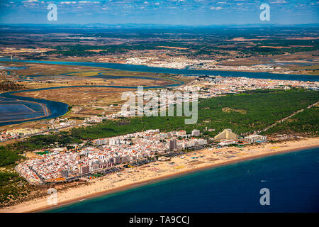 Im Vordergrund Strand von Monte Gordo. Faro. Algarve. Portugal. Im Hintergrund Fluss Guadiana, Marismas de Isla Cristina Sümpfe. Andalusien. Spanien Stockfoto