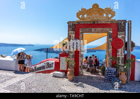Insel Santorini, Griechenland - 09.05.2018: Blick auf die Ägäis auf der Insel Santorin mit dem Eingang zum berühmten PK Cocktailbar Palia Kameni Stockfoto
