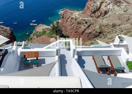 Romantisch mediterrane Urlaub entspannen Sie auf der Dachterrasse auf das Meer auf Santorin. Stockfoto