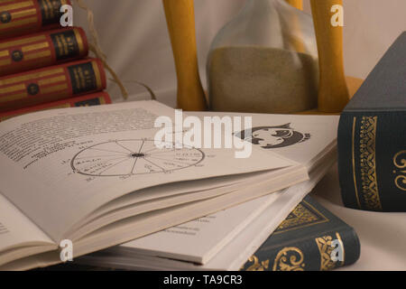 Astrologie Bücher und Sanduhr in psychischen Büro Stockfoto