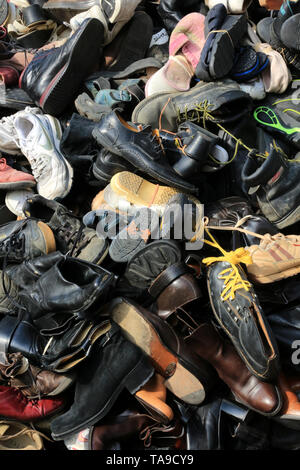 Pyramide de chaussures. Handicap International. Stockfoto