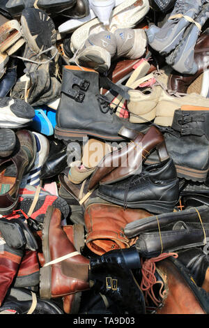 Pyramide de chaussures. Handicap International. Stockfoto