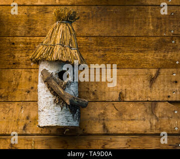 Handgefertigte Vogel Haus aus eine Birke log gemacht, Vogel zu Hause an der Wand aufhängen, der hölzernen Planken Stockfoto