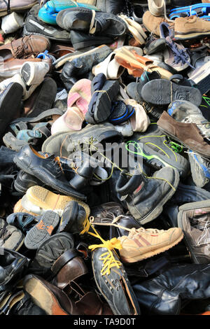 Pyramide de chaussures. Handicap International. Stockfoto