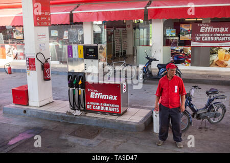 Tunesien, Afrika - ca. Mai, 2012: Der Mensch ist auf Tankstelle mit insgesamt Effimax Benzin. Effimax ist die neue Generation der fortgeschrittene Brennstoffe erstellt Stockfoto