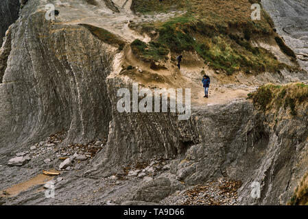 Menschen in Felsformationen am Strand von La Arnia, Liencres, Kantabrien, Spanien Stockfoto