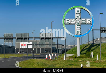 Die Bayerischen Kreuz am Flughafen Berlin Brandenburg "Willy Brandt" REP., Brandenburg, Deutschland', Bayer-Kreuz am Flughafen Berlin Brandenburg" Stockfoto