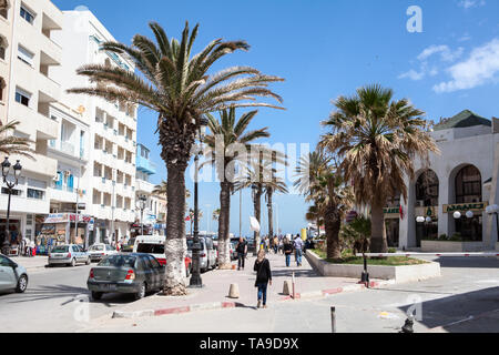 SOUSSE, TUNESIEN - ca. Mai, 2012: Die habeeb Burguiba Straße führt zu den Bou Jaafar Strand, Kreuze mit Avenue Hedi Chaker und Boulevard de la Cornich Stockfoto