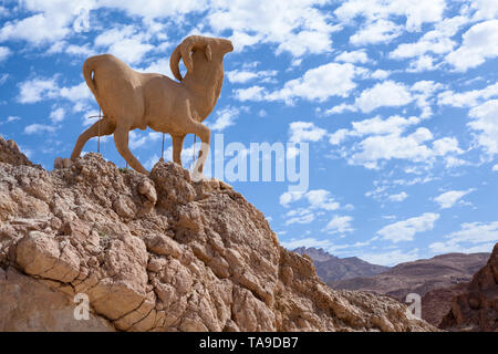 Skulptur von bergziege auf dem Felsen in Oase Tozeur Chebika Governatorat, Western Tunesien, Afrika Stockfoto