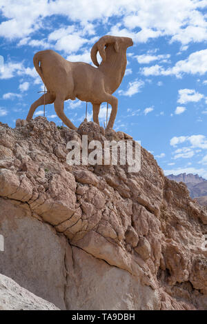 Statue von bergziege auf dem Felsen in Oase Tozeur Chebika Governatorat, Western Tunesien, Afrika Stockfoto