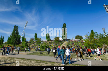 Die Leute in der Wand Park, Prenzlauer Berg, Pankow, Berlin, Deutschland, Menschen im Mauerpark, Prenzlauer Berg, Deutschland Stockfoto