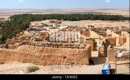 TOZEUR, Tunis - ca. Mai, 2012: Panorama der Ruinen der alten Stadt Chebika, 1969 aufgegeben, nachdem katastrophale Überschwemmungen. Jetzt ist es Berg Oase am Fuß Stockfoto