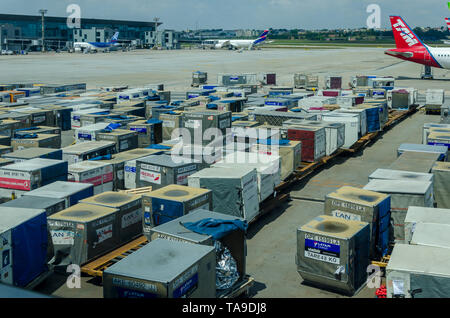 16. SEPTEMBER 2018; SAO PAULO, Brasilien; Ladung Gepäck Container internationalen Flughafen Guarulhos in Brasilien. Stockfoto