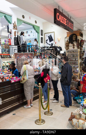 SOUSSE, TUNESIEN - ca. Mai, 2012: Die Kunden stehen in der Warteschlange in Yasmina souvenir entfernt. Inneren großer Geschenkartikelladen mit viel Werbung Geschenke und Nat Stockfoto