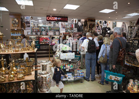 SOUSSE, TUNESIEN - ca. Mai, 2012: Einkaufsviertel und Kasse Lane sind in Yasmina souvenir entfernt. Inneren großer Geschenkartikelladen mit viel Werbung gi Stockfoto