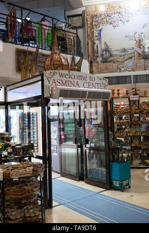 SOUSSE, TUNESIEN - ca. Mai, 2012: Eingangstür und Innenraum von Yasmina souvenir entfernt. Inneren großer Geschenkartikelladen mit viel Werbung Geschenke und n Stockfoto