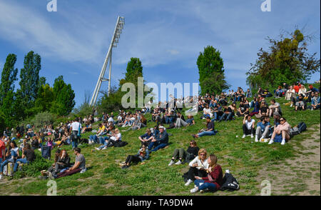 Die Leute in der Wand Park, Prenzlauer Berg, Pankow, Berlin, Deutschland, Menschen im Mauerpark, Prenzlauer Berg, Deutschland Stockfoto