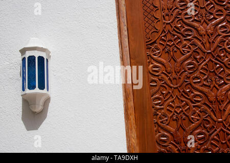 Oman, Hauptstadt von Muscat. Äußere des Bait Al Subair Museum zeigt typische arabische Architektur, Detail der geschnitzte Tür. Stockfoto