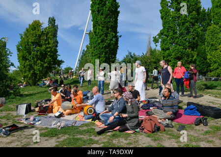 Hare Krishna Jünger in der Wand Park, Prenzlauer Berg, Pankow, Berlin, Deutschland, Hare-Krishna-Jünger im Mauerpark, Prenzlauer Berg, Deutschland Stockfoto