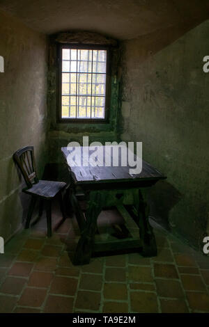 Holz- Tisch und Stuhl in den Dungeon auf der Prager Burg, Prag, CZ Stockfoto