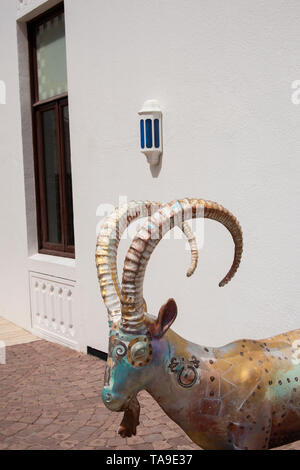 Oman, Hauptstadt von Muscat. Äußere des Bait Al Subair Museum mit gemalten Antilope Skulptur. Stockfoto