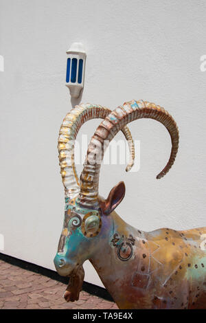 Oman, Hauptstadt von Muscat. Äußere des Bait Al Subair Museum mit gemalten Antilope Skulptur. Stockfoto