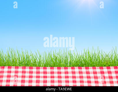 Picknicktisch mit karierten Tischtüchern bedeckt Stockfoto