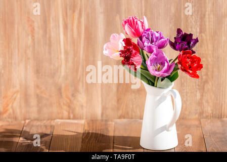 Tulpen Blumenstrauß in Vase, bunte Tulpen Blumen Frühling Hintergrund Stockfoto