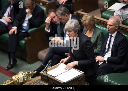 London, Großbritannien. 22. Mai, 2019. Der britische Premierminister Theresa May (vorne) und der Führer des Unterhauses Andrea Leadsom (2. R, hinten) an die Fragen des Ministerpräsidenten am Unterhaus in London, Großbritannien, am 22. Mai 2019. Die britischen Führer des Unterhauses Andrea Leadsom am Mittwoch zurückgetreten inmitten wachsender Unzufriedenheit mit der Führung des Premierministers, einen Tag nach der neuen Brexit Abkommen ging nach hinten los. Credit: britische Parlament/Jessica Taylor/Xinhua/Alamy leben Nachrichten Stockfoto