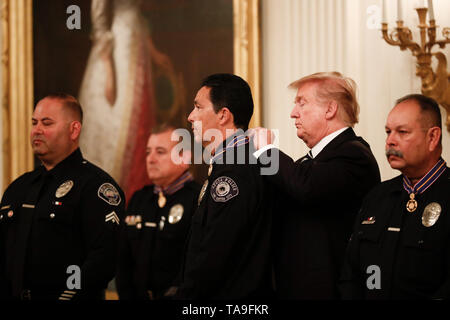 Washington, USA. 22. Mai, 2019. Us-Präsident Donald Trump (2. R) stellt die öffentliche Sicherheit Officer Medaille von Valor an einen Empfänger im Weißen Haus in Washington, DC, USA, am 22. Mai 2019. Credit: Ting Shen/Xinhua/Alamy leben Nachrichten Stockfoto