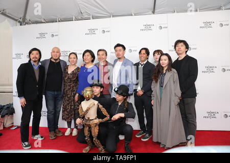 (190522) - NEW YORK, 22. Mai 2019 (Xinhua) - Foto auf April 28, 2019 zeigt Ma Liang (2 l), S. Leo Chiang (5 L, hinten), Sun Yang (5. R, hinten), Paul Brill (4. R) und andere Besatzungsmitglieder für ein Gruppenfoto auf dem roten Teppich bei der Premiere der chinesische Dokumentarfilm "Posing unsere Zeitmaschine", in New York, in den Vereinigten Staaten. "Unsere Zeitmaschine" ist eine berührende Chinesischer Film die beschrieb, wie Ma, ein berühmter chinesischer Fotograf und Künstler in Shanghai, näher an seinen Vater, seine kreative Karriere zu bleiben, trotz der verschiedenen Herausforderungen, und fand die wahre Bedeutung des Lebens. (Xi. Stockfoto