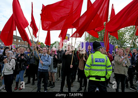 Salford, UK. 22. Mai, 2019. Bis zu Rassismus Mitkämpfer im Zähler Protest gegen Tommy Robinson. Mokka Parade, untere Broughton, Salford stehen. Quelle: Barbara Koch/Alamy leben Nachrichten Stockfoto