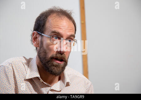 David Keith, Gordon McKay Professor für Angewandte Physik und Professor für Public Policy an der Harvard University, in seinem Büro in Cambridge, MA am 8. November 2013. Stockfoto