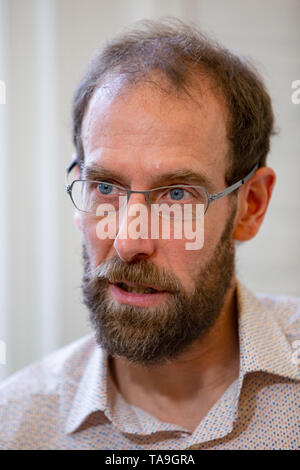 David Keith, Gordon McKay Professor für Angewandte Physik und Professor für Public Policy an der Harvard University, in seinem Büro in Cambridge, MA am 8. November 2013. Stockfoto