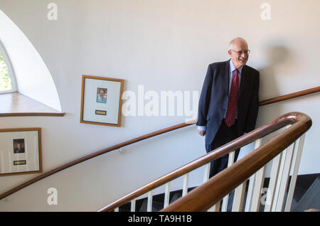 Oktober 10, 2016, Harvard University, Cambridge, Massachusetts, USA: Oliver Hart, der Andrew E. Furer Professor für Wirtschaftswissenschaften an der Harvard, spricht vor einer Pressekonferenz an der Harvard Univerisity, nachdem er den Nobelpreis für Wirtschaftswissenschaften. Hart und Finnische Ökonom Bengt Holmstrom, des Massachusetts Institut für Technologie, teilen sich die Auszeichnung für ihre Beiträge Theorie zu Vertrag. Stockfoto