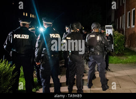 Hamburg, Deutschland. 23 Mai, 2019. Polizisten stehen stark am Tatort im Stadtteil Rahlstedt und bewaffnet. In Hamburg-Rahlstedt, ein Mann wurde wahrscheinlich von einer Feuerwaffe in der Nacht zum Donnerstag verletzt, teilte die Polizei mit. Credit: Daniel Bockwoldt/dpa/Alamy leben Nachrichten Stockfoto