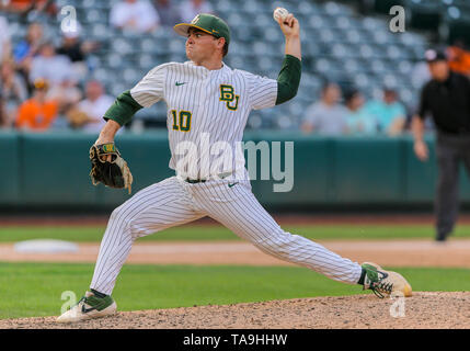 Oklahoma City, OK, USA. 22. Mai, 2019. Baylor Krug Ryan Leckich (10) liefert ein Pitch während der a2019 Phillips 66 Big 12 Baseball Meisterschaft erste runde Spiel zwischen dem Oklahoma Sooners und der Baylor Bären an Chickasaw Bricktown Ballpark in Oklahoma City, OK. Grau Siegel/CSM/Alamy leben Nachrichten Stockfoto