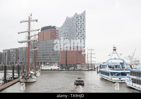 Hamburg. 21 Mai, 2019. Foto am 21. Mai 2019 zeigt die Elbphilharmonie Konzert am Ufer der Elbe im Hafen von Hamburg, Deutschland. Hamburg, den zweitgrößten Hafen Europas und auch eine der wichtigsten Steckplätze von China Railway Express (CRE), hat eine bedeutende Rolle in der Band und die Initiative in den letzten Jahren gespielt. Credit: Shan Yuqi/Xinhua/Alamy leben Nachrichten Stockfoto