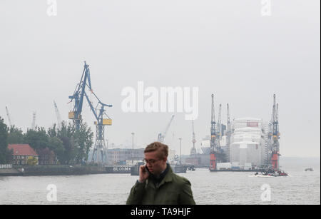 Hamburg, Deutschland. 21 Mai, 2019. Foto am 21. Mai 2019 zeigt ein Blick auf den Hafen von Hamburg, Deutschland, am 21. Mai 2019. Hamburg, den zweitgrößten Hafen Europas und auch eine der wichtigsten Steckplätze von China Railway Express (CRE), hat eine bedeutende Rolle in der Band und die Initiative in den letzten Jahren gespielt. Credit: Shan Yuqi/Xinhua/Alamy leben Nachrichten Stockfoto