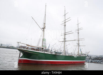 Hamburg, Deutschland. 21 Mai, 2019. Foto am 21. Mai 2019 zeigt ein Segelboot im Hafen Hamburg verankert, Deutschland, am 21. Mai 2019. Hamburg, den zweitgrößten Hafen Europas und auch eine der wichtigsten Steckplätze von China Railway Express (CRE), hat eine bedeutende Rolle in der Band und die Initiative in den letzten Jahren gespielt. Credit: Shan Yuqi/Xinhua/Alamy leben Nachrichten Stockfoto