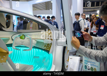 Mittwoch. 23 Mai, 2019. Besucher ein Bild von einem Konzept Prototyp aus dem japanischen Hersteller Toyota auf der Automotive Engineering Messe 2019 in Yokohama, einem Vorort von Tokio am Mittwoch, 23. Mai 2019. Japanische Autohersteller, teile Entscheidungsträger und Elektronik Hersteller ihre neuesten Technologien zu einem dreitägigen Veranstaltung ausgestellt. Mai 23, 2019 Credit: Nicolas Datiche/LBA/Alamy leben Nachrichten Stockfoto