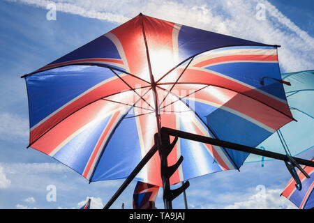 London, Großbritannien. 22. Mai, 2019. UK Wetter: ein Tourist Britische Flagge Sonnenschirm gegen die Sonne auf einem herrlichen sonnigen Tag in London Credit Silhouette: Amer ghazzal/Alamy leben Nachrichten Stockfoto