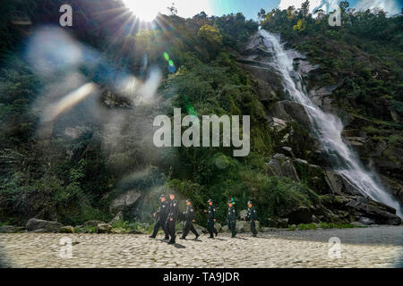 Peking, China. 20 Apr, 2019. Polizisten aus Dulongjiang Grenze der Polizei in Gongshan County im Südwesten der chinesischen Provinz Yunnan Patrouille der Grenzregion, 20. April 2019. Credit: Jiang Wenyao/Xinhua/Alamy leben Nachrichten Stockfoto