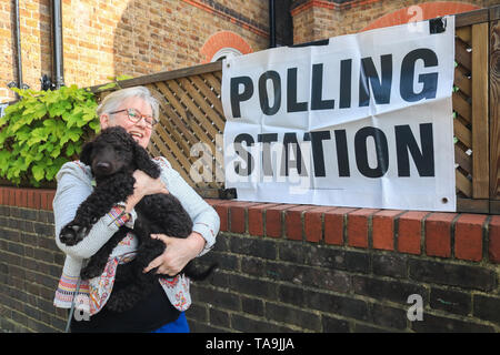 Wimbledon London, UK. 23 Mai, 2019. Eine Frau geht mit ihrem Hund zum Wahllokal in Wimbledon an den Wahlen zum Europäischen Parlament. Prognosen zufolge wird die Brexit Partei von Nigel Farage erwartet wird auch auf Kosten der Arbeit und der konservativen Parteien bei Wahlen, die nicht angenommen wurden, wenn Großbritannien der Europäischen Union am 29. März Kredit verlassen hatte: Amer ghazzal/Alamy Leben Nachrichten tun Stockfoto