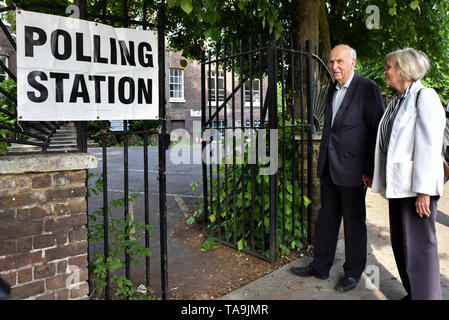 Twickenham, London, UK. 23 Mai, 2019. Vince Cable MP, der Führer der Liberaldemokraten im Wahllokal Ankunft in Twickenham, seine Stimme in der Europäischen Wahlen. Quelle: Matthew Chattle/Alamy leben Nachrichten Stockfoto