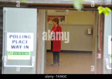 Larkhall, UK. 23. Mai 2019. Faust Minister, Nicola Sturgeon besucht ihren örtlichen Wahllokal ihre Stimme bei der Europawahl für die SNP zu cast Schottland in Europa zu halten. Credit: Colin Fisher/Alamy Leben Nachrichten Quelle: Colin Fisher/Alamy leben Nachrichten Stockfoto