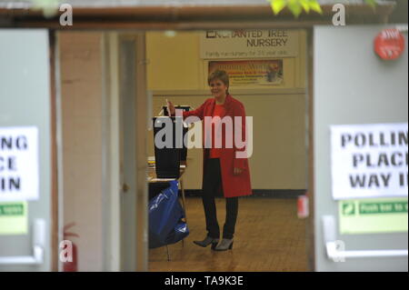 Larkhall, UK. 23. Mai 2019. Faust Minister, Nicola Sturgeon besucht ihren örtlichen Wahllokal ihre Stimme bei der Europawahl für die SNP zu cast Schottland in Europa zu halten. Credit: Colin Fisher/Alamy Leben Nachrichten Quelle: Colin Fisher/Alamy leben Nachrichten Stockfoto